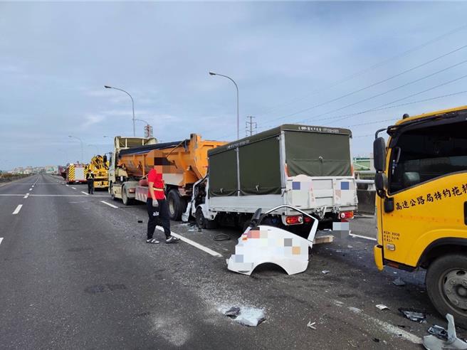 国1北向357.1公里楠梓路段4日中午发生小货车与半联结车的车祸，图为车祸现场。（翻摄照片／林瑞益高雄传真）