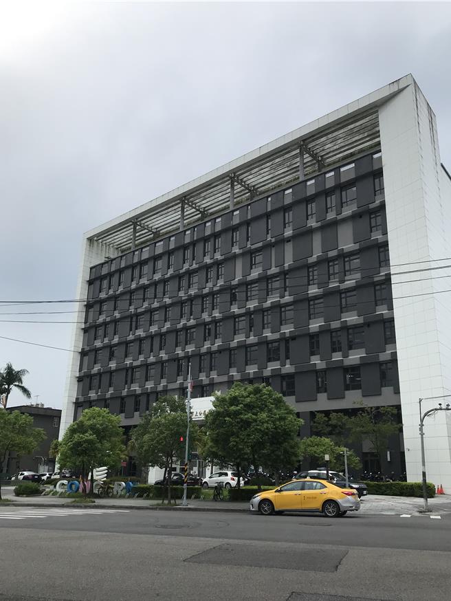 新北市汐止区1对夫妻3日下午被家人发现陈尸于住处顶楼浴室，汐止警方勘验现场无外力介入迹象。（高钧麟摄）