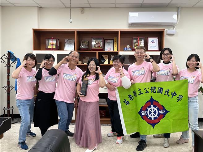 公馆国中荣获教学卓越奖金质奖。（公馆国中提供／李京升苗栗传真）