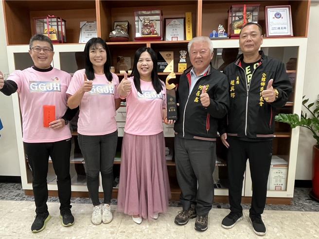 乡长何在鑫嘉勉学校。（公馆国中提供／李京升苗栗传真）