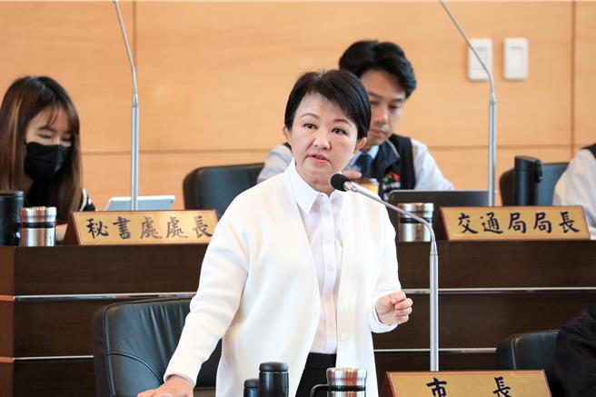台中市长卢秀燕4日在议会备询时再度喊话中央，盼年底前能核定中捷蓝线与绿线延伸案。(林欣仪摄)
