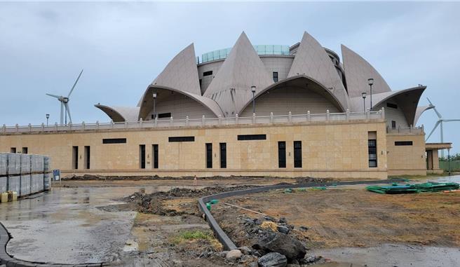 大安媽祖文化園區內於2017年底先完成蓮花狀基座，獨缺媽祖雕像，形成「媽祖尚未駕到」景象，市議員李文傑4日證實，今年底將與其簽訂捐贈契約，預計2024年施工、2025年底完工。（讀者提供／張妍溱台中傳真）