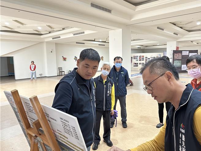 國民黨市議員李文傑（左）4日與風管所及市府單位前往大安媽祖文化園區會勘，爭取2500萬元編列預算，完成周邊景觀工程、配合既有建築及停車場，完善園區機能。（讀者提供／張妍溱台中傳真）