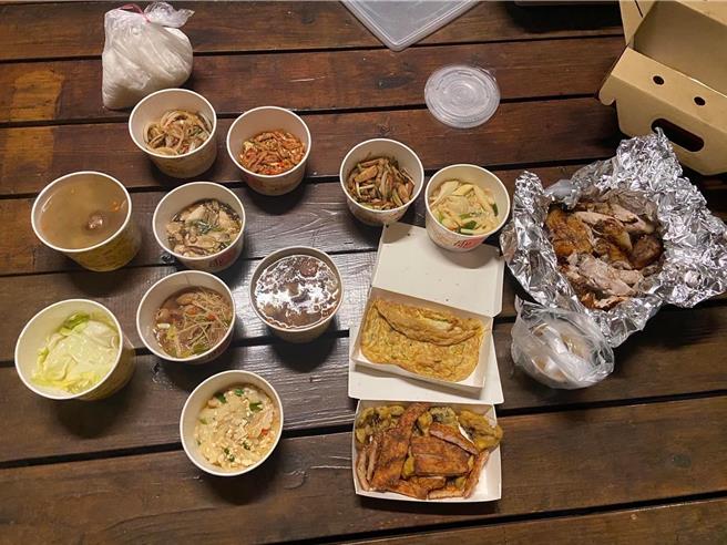 民眾李小姐po照片「请大家看看4000元的菜色」，有人认为合理，应该是嫌弃没摆盘，也有人指控业者赚代购费。（民眾提供／杨静茹南投传真）