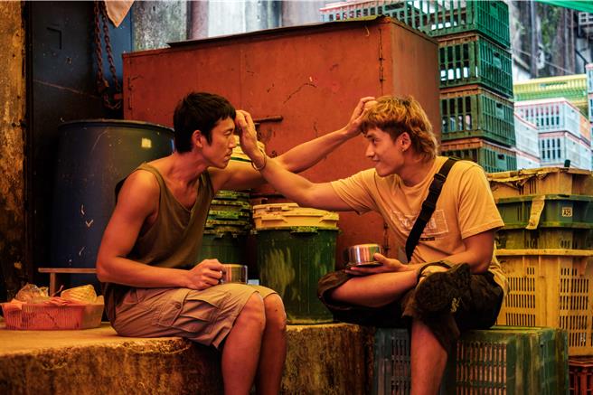 吴慷仁（左）、陈泽耀的家族信物是随处可见的「水煮蛋」。（甲上娱乐提供）