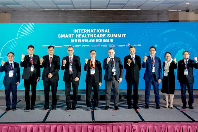 工研院在「智慧医疗跨域创新高峰论坛」上宣布扩大筹组「生医创新跨域合作平台」，右起为工研院生医所所长庄曜宇、中华开发资本代理总经理南怡君、宽量国际董事长创办人暨执行长李鸿基、中华开发资本管理顾问董事长何俊辉、Cytiva Japan General Manager Stephane Perrey、经济部产业技术司简任技正戴建丞、SmartLabs Chief Business Officer Seth Taylor、台杉投资管理顾问公司生技基金执行合伙人黄立鑫、资诚联合会计师事务创新医材产业主持会计师林冠宏、台湾医疗暨生技器材公会常务理事梁晃千。（工研院提供／罗浚滨新竹传真）