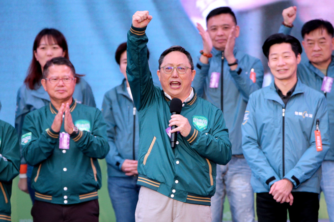 2024總統大選民進黨「賴蕭配」3日舉行全國暨台北市競選總部成立大會，全國競總主委姚立明（中）致詞時高喊，「選舉倒數40天，我們贏定了！」補充解釋說不是自己驕傲，而是因為前總統馬英九曾對著柯文哲說侯柯都參選不可能贏，而柯文哲則當著侯友宜的面說「給你選也選不贏」。（資料照）