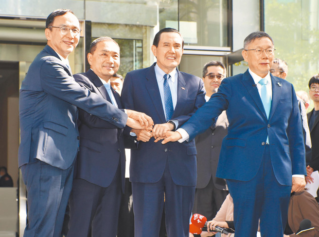 国民党主席朱立伦（左一）、与国民党侯友宜（左二）及民眾党柯文哲（右一）上月15日对谈，并敦请前总统马英九（右二）见证。（资料照,郑任南摄）