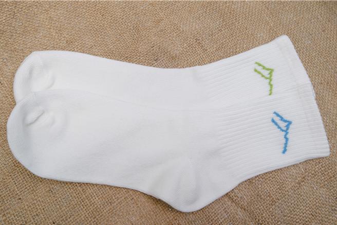 全家「咖啡全循环除臭运动袜」预计12月底上市，可于全家APP兑点趣中，以100点加198元预购。（全家提供／朱世凯台北传真）