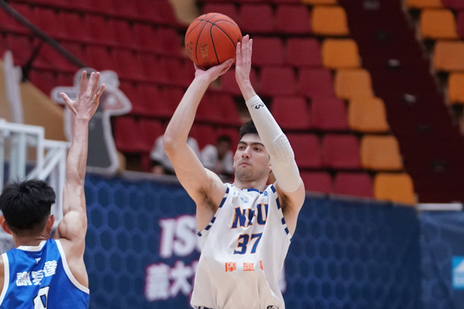 虎尾科大马克斯（右）攻下20分。（大专体总提供）