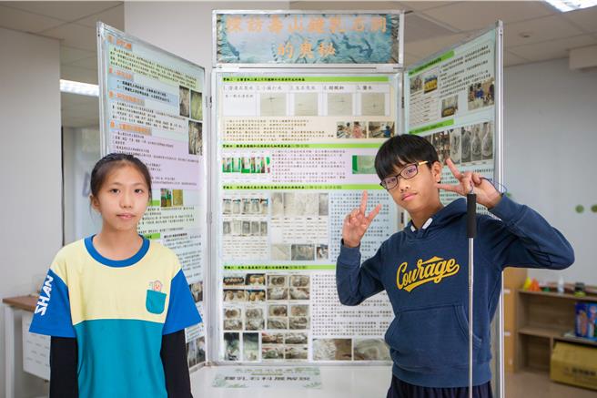 寿山国小「钟乳石科展解说」荣获今年度中华民国第63届中小学科学展览会地球科学科全国第2名，同学们亲自深入寿山钟乳石洞穴，耐心记录不同纹路的钟乳石生成过程。（袁庭尧摄）