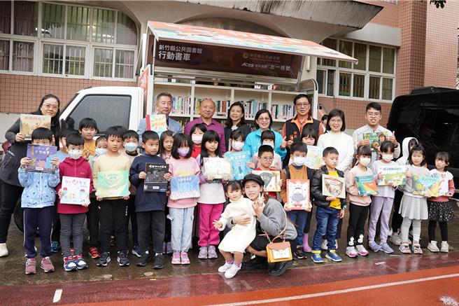 宏致电子公司捐赠第3台辆行动书车给新竹县，4日在竹东镇二重国小举办行动书车赠车仪式。（罗浚滨摄）