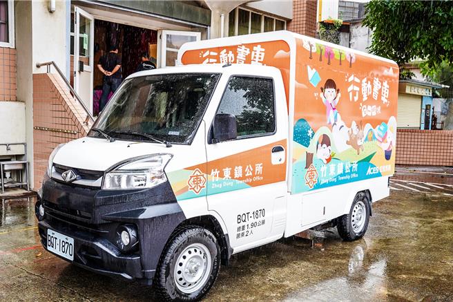 宏致电子公司捐赠第3台辆行动书车给新竹县，特色地标设计一看就是属于竹东镇。（罗浚滨摄）