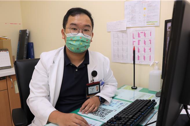 卫生福利部桃园医院神经内科主治医师邱诩怀指出，不良的生活习惯导致年轻型脑中风的病患人数有逐年上升的趋势。（部立桃园医院提供／陈梦茹桃园传真）