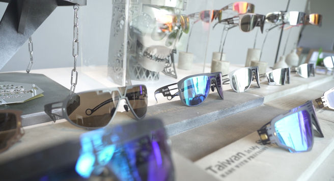 Moore John到米兰参加展览，薄钢造型眼镜一炮而红。