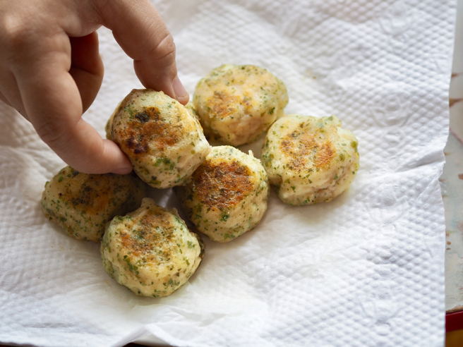 不少人爱用纸巾垫食物，认为既卫生又方便，实际上却隐藏健康危害。（示意图／Shutterstock）