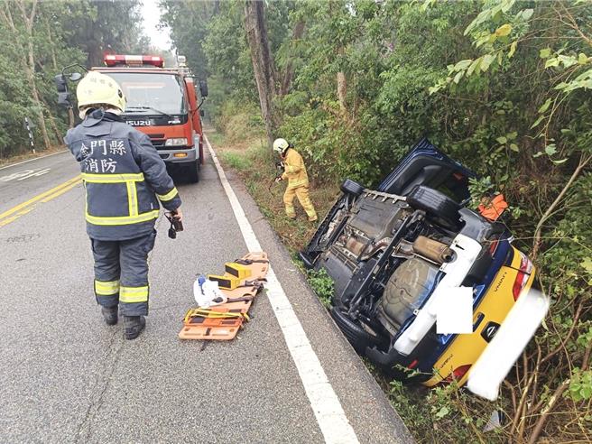 民眾在金門縣太武山環中路往金剛寺路段，發現一輛計程車翻落路邊側躺溝中，驚嚇之餘緊急報案求援。（民眾提供／于家麒金門傳真）