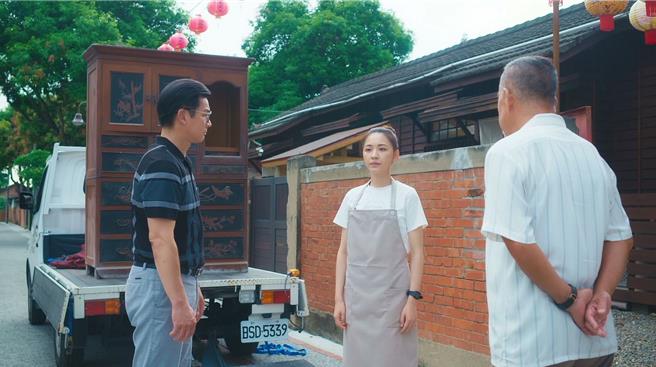 伊正（左起）想用幫忙林玟誼修復傢俱拉攏感情。（華視提供）