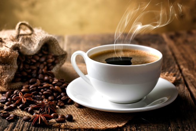 中國醫藥大學校長洪明奇帶領的抗新冠科研團隊，最新發表名為「咖啡作為預防SARS-CoV-2感染的飲食策略」醫學研究成果，驗證喝咖啡可以預防並有效降低感染風險。（示意圖／Shutterstock）