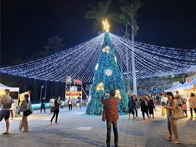 耶诞节将至，台东知本温泉季光廊换新装，挂上冬季限定灯饰，并于广场设置9米巨型耶诞树，一路点灯至明年2月。（台东县政府提供／萧嘉蕙台东传真）