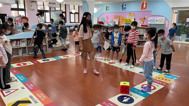新竹县中山国小，把马路标线号志搬进室内，以游戏方式把交安教育融入各领域课程获金安奖。（新竹县政府提供／罗浚滨新竹传真）