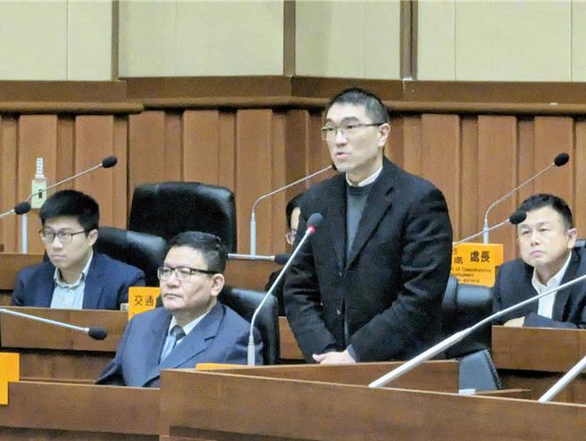 基隆市长谢国梁（中立者）2日出席台南市的造势晚会时，表示市府接获指导任务，清查并整备全市防空避难设施。图为4日基市议会闭幕时，谢国梁向市议会表达感谢。（张志康摄）