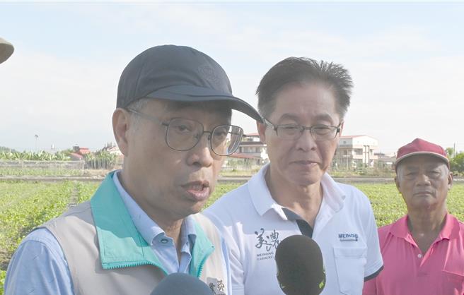 受气候与虫害影响，高雄市美浓区红豆生产比往年差，农业部代理部长陈骏季（左）4日说，减产面积约15至20％，对于天然灾害评估要做滚动式检讨。（林瑞益摄）