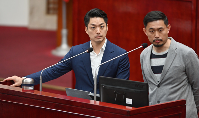 台北市長蔣萬安（左）4日出席市議會的質詢，針對大巨蛋漏水的問題，他與體育局長王泓翔（右）強調會進一步了解做最妥善的處置。（季志翔攝）