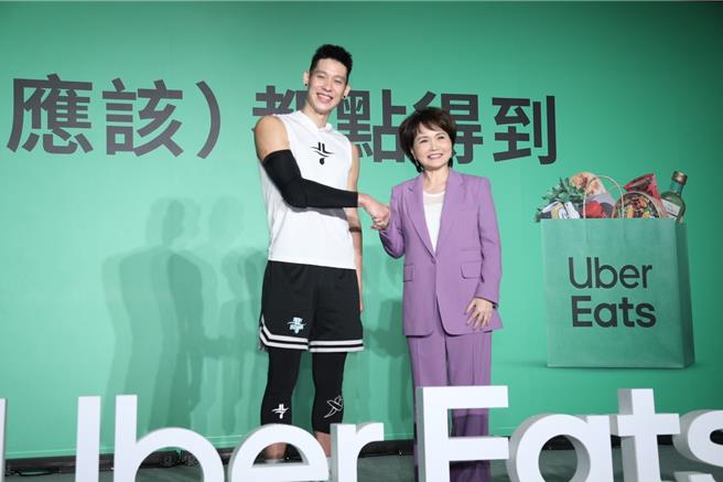 林书豪（左）、沈春华（右）合体替外送平台担任代言人。（图谢佩桦摄）