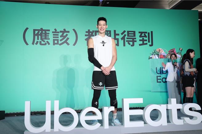 林书豪最常在平台上点雪花冰来吃。（图谢佩桦摄）