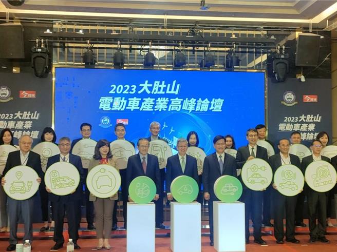 「2023大肚山电动车产业高峰论坛」4日于台中清新温泉饭店登场，邀集产官学研各界一同交流、讨论电动车产业未来发展。（潘虹恩摄）