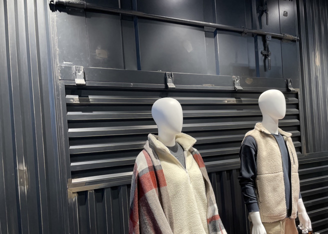 MUJI无印良品大立旗舰店一楼大量採用海港元素，图为使用废弃货柜装饰的墙面。（古明弘摄）