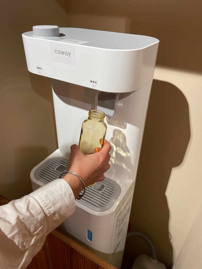 MUJI无印良品大立旗舰店设置「补水站」，并贩售大立店限定的「春池玻璃」水瓶。（古明弘摄）