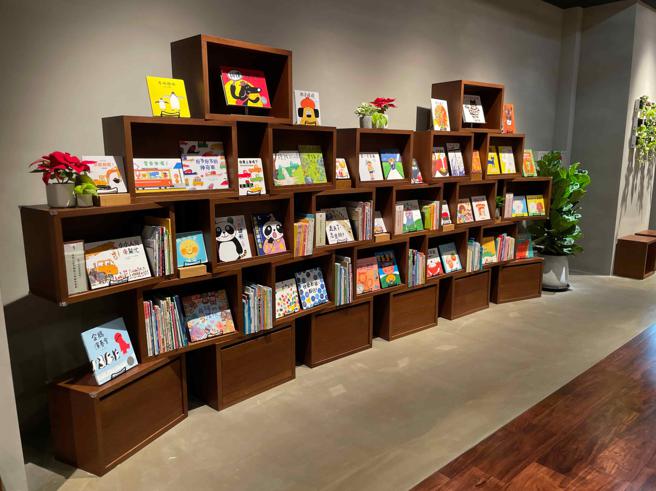 交换绘本区推广阅读并教育孩子分享的观念。（古明弘摄）