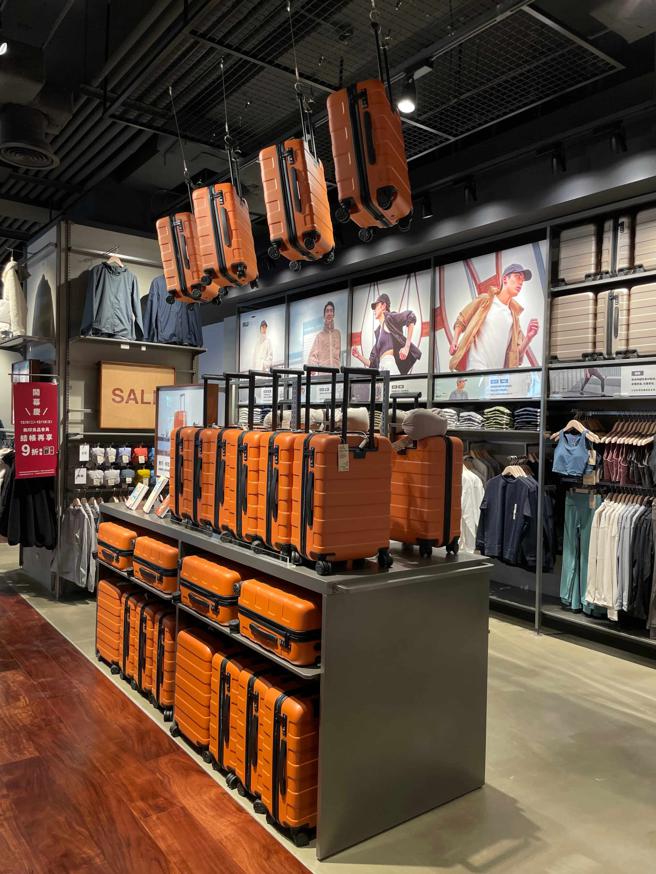 MUJI无印良品大立旗舰店抢先贩售的36L烟熏橘四轮硬壳止滑拉杆箱，4300元。（古明弘摄）