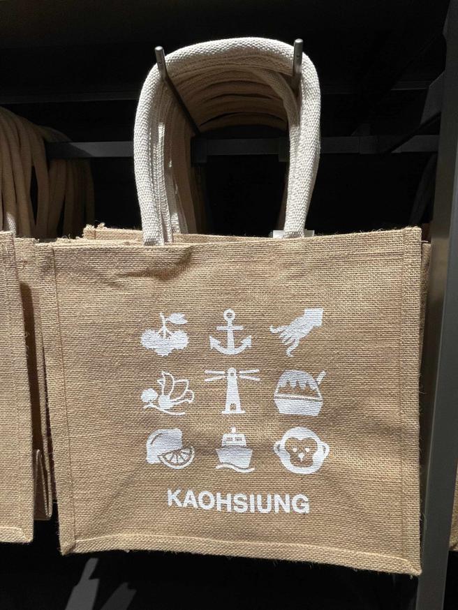 MUJI无印良品大立旗舰店独家贩售的A4尺寸黄麻购物袋，上头为高雄元素图案，89元。（古明弘摄）