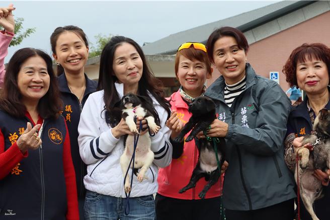 眾人与狗狗开心互动。（苗栗县政府提供／李京升苗栗传真）