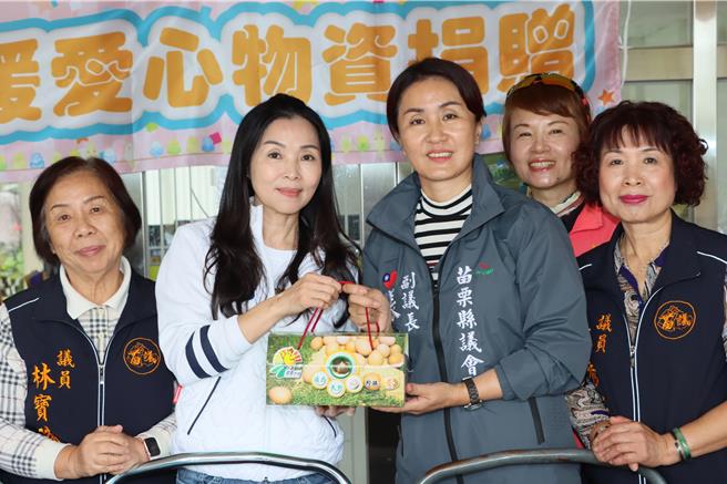 县长夫人陈美琦也回赠营养的鸡蛋给议员们，感谢她们发挥爱心。（苗栗县政府提供／李京升苗栗传真）