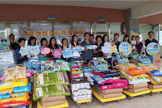 苗栗县议会副议长张淑芬响应县长锺东锦重视动物保护工作，登高一呼获得「女力议员」们高度热烈响应，共同集资捐赠饲料。（苗栗县政府提供／李京升苗栗传真）