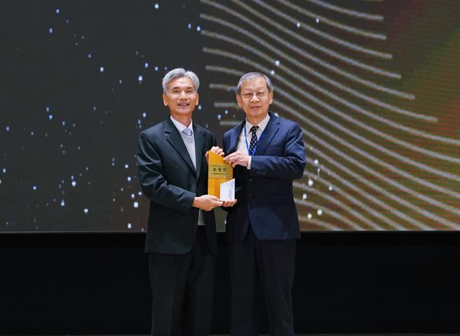 中鋼總經理王錫欽(右)接受環境部長薜富盛(左)頒獎。(圖片來源/中鋼提供)