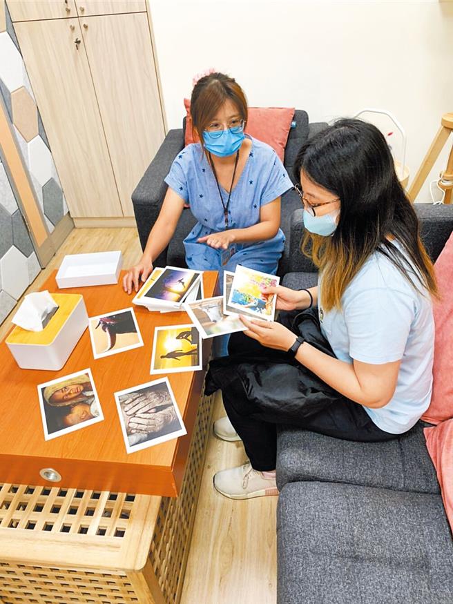 立法院12月1日三讀通過《刑事訴訟法》部分條文修正草案，增訂心理師拒絕證言權。圖為民眾接受心理諮商，非文中當事人。（桃園市衛生局提供／本報資料照片）