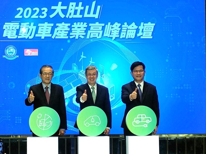 「2023大肚山电动车产业高峰论坛」4日于台中清新温泉饭店登场，行政院长陈建仁（中）、总统府秘书长林佳龙（右）都到场。（潘虹恩摄）