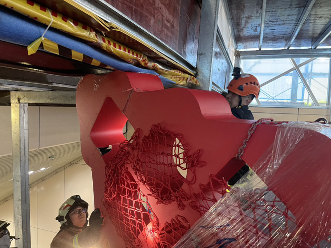 今（4）日下午14时许，新北市板桥捷运站3号出口发生一起意外，一名30岁男子抱一个大型装置物品搭乘手扶梯，大型装置物品不慎卡在天花板，导致男子被大型装置物品夹困在手扶梯上。（翻摄画面）