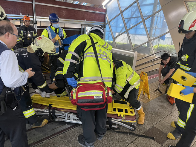 今（4）日下午14时许，新北市板桥捷运站3号出口发生一起意外，一名30岁男子抱一个大型装置物品搭乘手扶梯，大型装置物品不慎卡在天花板，导致男子被大型装置物品夹困在手扶梯上。（翻摄画面）