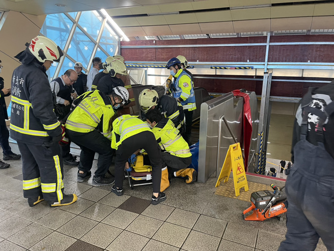 今（4）日下午14时许，新北市板桥捷运站3号出口发生一起意外，一名30岁男子抱一个大型装置物品搭乘手扶梯，大型装置物品不慎卡在天花板，导致男子被大型装置物品夹困在手扶梯上。（翻摄画面）