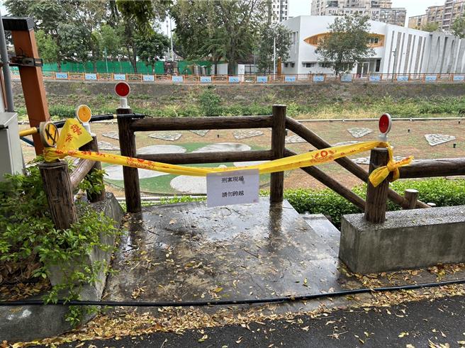 台中市南區康橋河堤4日上午驚見1具男屍，警方初步勘驗排除他殺，已報請檢察官相驗，並追查死者身分。（民眾提供／王煌忠台中傳真）