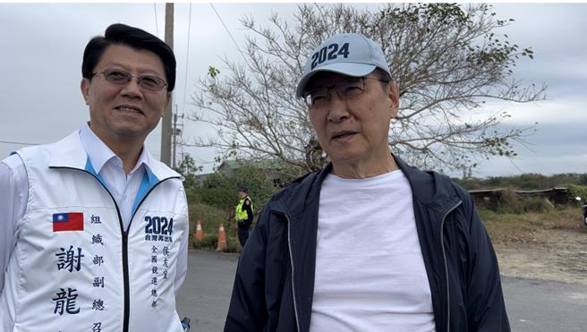 国民党副总统参选人赵少康（右）4日到台南痛批，民进党是假绿能之名，行各种利益输送之实，毫不避讳。（张毓翎摄）