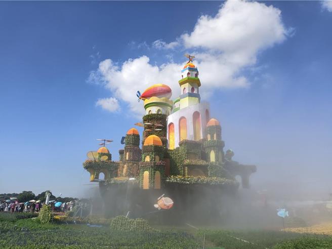 新社花海暨台中國際花毯節3日落幕，今年主打全台首座飄浮城堡「漂浮花都」，吸引312萬人次造訪。（陳淑娥攝）