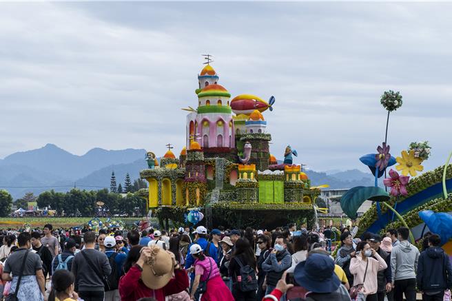 新社花海暨台中國際花毯節3日落幕，今年主打全台首座飄浮城堡「漂浮花都」，吸引312萬人次造訪。（台中市觀旅局提供）