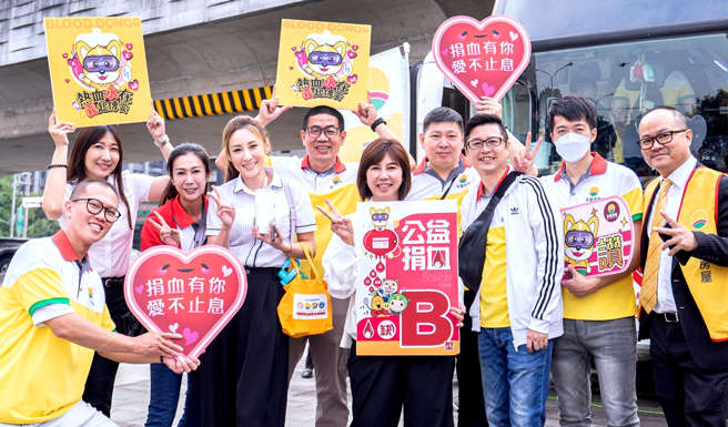 永義房屋中區經管會在11月29日舉行「熱血永在 義起傳愛」捐血活動，幫助捐血中心募集超過200袋。(圖/永義房屋提供)